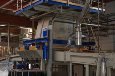 In Falkenhagen ist die Elektronenstrahlhärtung (ESH) von Acryloberflächen das Herzstück der Fertigungslinie. Die Funktionsweise der Elektronenbeschleuniger ist ähnlich wie bei alten Röhrenfernsehern. Durch Erwärmen einer Glühkathode entstehen Elektronen, die in einem Magnetfeld beschleunigt werden. Treffen diese energiereichen Elektronen auf der Acyloberfläche auf, lösen sie die radikalische Polymerisation und damit die Härtung aus. Nischenprodukte mit Marktpotenzial