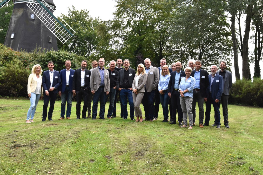 Parkett Star 2020 – die Jury<hr>Caroline und Michael Deisl, Deisl Parkettmanufaktur<br>Dirk Indorf, Kährs<br>Thorsten Mehlin, Osmo<br>Maik Möhle, Holzring<br>Jörg Peterburs, Meisterwerke<br>Sigrid Pigulla, Boen <br>Guido Reibel, Bauwerk<br>Stefan Röller, Holzland<br>Joachim Schock, Eurobaustoff<br>Klaus Stolzenberger, Pallmann und Uzin<br>Kelly Sundov, Bona<br>Norman Virks, Jordan<br>Alexander Wurst, Deutsche Messe<br>Parkett Magazin Die Besten gekürt