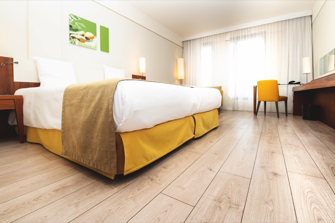 160 Gästezimmer erhalten Laminatboden 