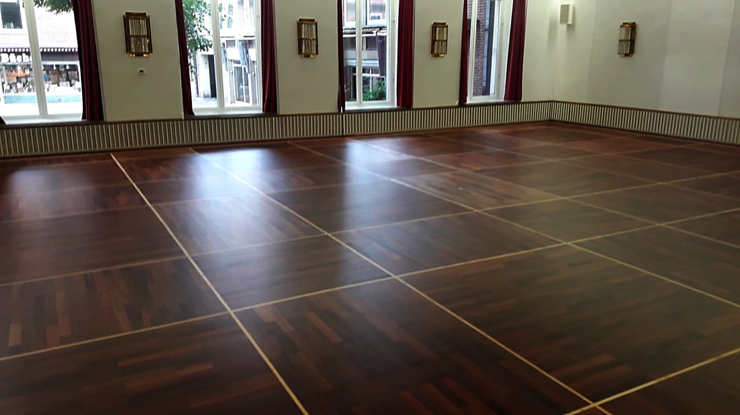 Im Lübecker Rathaus haben Peters Mitarbeiter diesen historischen Fußboden vor dem Herausreißen bewahrt. Nach dem Schleifen und der umfassenden Reparatur sah das Mahagoni-Stabparkett wieder aus wie neu. "Lieber 20 kleine Kunden als einen großen"