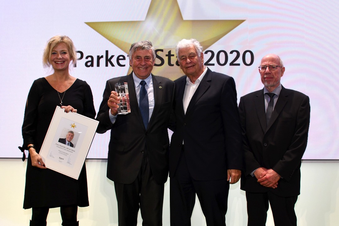 Claudia Weidt, Franz Neuhofer, Peter Hamberger und Peter Mau.<br><br>Lebenswerk Franz Neuhofer<hr>Für sein Lebenswerk mit dem Parkett Star geehrt wurde Franz Neuhofer sen. Eine bewegende Laudatio auf den österreichischen Unternehmer hielt Peter Hamberger, Geschäftsführender Gesellschafter der Hamberger-Gruppe. Die beiden langjährigen Geschäftspartner und Weggefährten verbinden viele persönliche wie unternehmerische Gemeinsamkeiten, unterstrich Hamberger. "Die Familie Neuhofer kann mit vollem Stolz in diesem Jahr das 370-jährige Jubiläum feiern. Wenn man selbst auf eine 154-jährige Unternehmensgeschichte zurückblicken kann, dann weiß man, was das bedeutet."<br><br>Franz Neuhofer hatte das Familienunternehmen 1965 in neunter Generation übernommen. Bis heute ist er zusammen mit seiner Frau Christiana in dem Betrieb in der Haslau präsent. Innovationsgeist, der Mut zu Investitionen sowie rasche Entscheidungen zeichnen den lebensfrohen, charismatischen und heimatverbundenen Unternehmer aus – und begründen seinen Erfolg. "Ohne Wachstum und neue Ideen gibt es keine Entwicklung" – mit diesem Anspruch hat er den Ausbau des Betriebs über Jahrzehnte vorangetrieben. Wegweisend war 1984 die Entscheidung, die Sägewerksaktivitäten sukzessive einzustellen und alle Ressourcen auf die Leistenherstellung zu fokussieren. Die Großproduktion folierter und furnierter Leisten begann, das Sortiment wuchs rasch. Als das Sägewerk 1998 endgültig geschlossen wurde, errichtete Neuhofer in der Haslau ein modernes Logistikzentrum.<br><br>Im Jahr 2000 übergab Franz Neuhofer sen. die Geschäftsleitung schließlich an die zehnte Generation. Unter ihr setzten sich Großinvestitionen in den Ausbau der Geschäftstätigkeit bis heute fort. "Es ist kein Zufall, dass das Unternehmen Neuhofer heute zu einem der Vorzeigebetriebe Österreichs gehört", konstatierte Peter Hamberger. "Lieber Franz Neuhofer, Sie können stolz auf ihr Lebenswerk sein. Ich wünsche Ihnen weiterhin viel Kraft und Freude, der nachfolgenden Generation bei der weiteren Entwicklung des Unternehmens mit Rat und Tat zur Seite stehen zu können." Große Bühne für die Branchenbesten