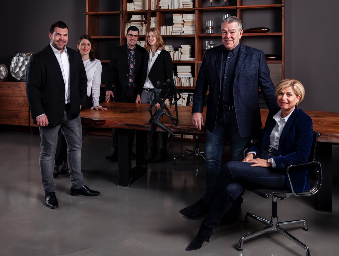 Seit 1898 und auch in Zukunft ein Familienunternehmen (v.l.): Kai, Hannah, Christian, Christine, Peter und Anja Weckesser.<br> Stabwechsel beim Premium-Einrichter