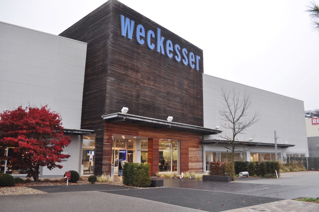 Auf 7.000 Quadratmetern Verkaufsfläche präsentiert sich Weckesser Wohnen in Wiesloch bei Heidelberg. Stabwechsel beim Premium-Einrichter