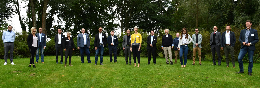 Parkett Star 2021 – die Jury<hr>Michael Abraham, Uzin<br>Tomas Cordes, Amorim<br>Markus Ehler, Parador<br>Thomas Herzig, Holzland<br>Thorsten Mehlin, Osmo<br>Jörg Peterburs, Meisterwerke<br>Sigrid Pigulla, Boen<br>Joachim Schock, Eurobaustoff<br>Karsten Scholz, PCI<br>Klaus Stolzenberger, Pallmann<br>Norman Virks, Jordan<br>Sophie von Minckwitz, HDH<br>Alexander Wurst, Deutsche Messe<br>Parkett Magazin Starkes Signal pro Parkett