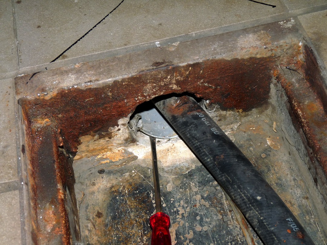 Kleiner Fehler Großer Schaden: Fehlende Abdichtung am Bauteilanschluss – Auto-Waschanlage verursacht Feuchteschäden 