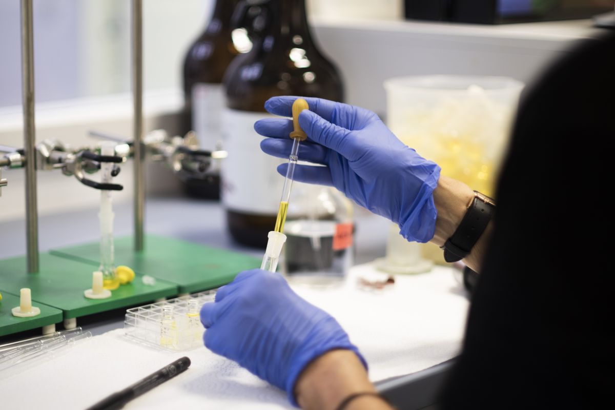In ausgewählten Prüflaboren werden Produkte, die den Emicode tragen wollen, umfassend untersucht. Diese Labore, wie etwa das eco-Institut in Köln, spielen auch bei der Aufnahme neuer Produktgruppen für die Zertifizierung eine wichtige Rolle. Für uns zählen die "Innen-Werte"