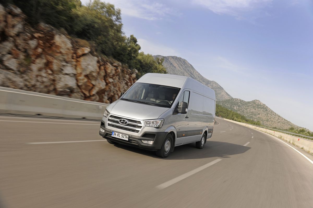 Schnelltransporter mit Großraumabteil