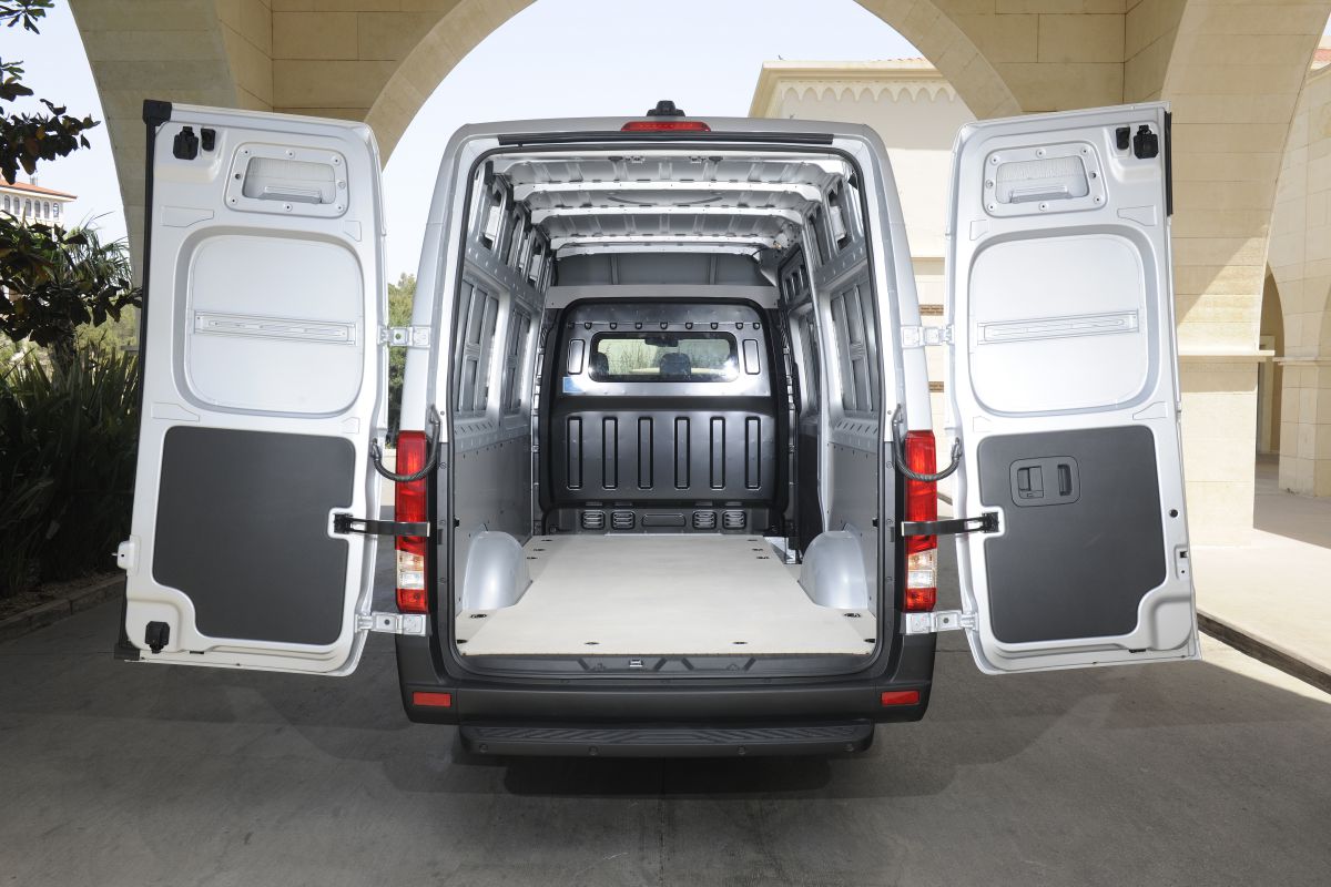 Schnelltransporter mit Großraumabteil