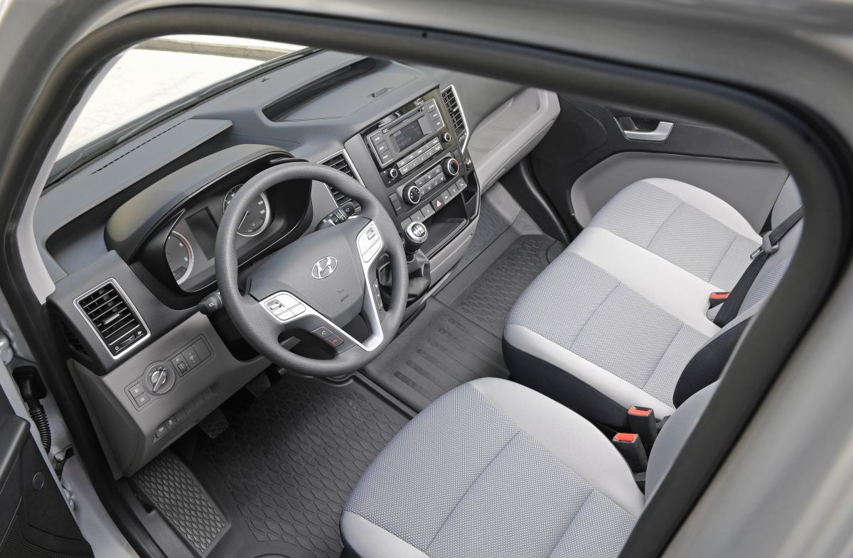 Schnelltransporter mit Großraumabteil