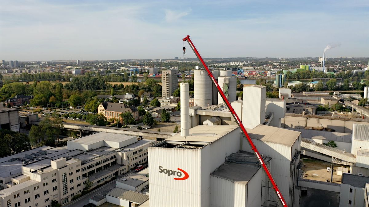 Die Sopro-Produktion in Wiesbaden wird umfangreich ausgebaut: Im Oktober 2022 wurden 14 neue Stahl-Silos mit einem Spezialkran platziert.<br> Im Baustoff-Bereich stärker Fuß fassen