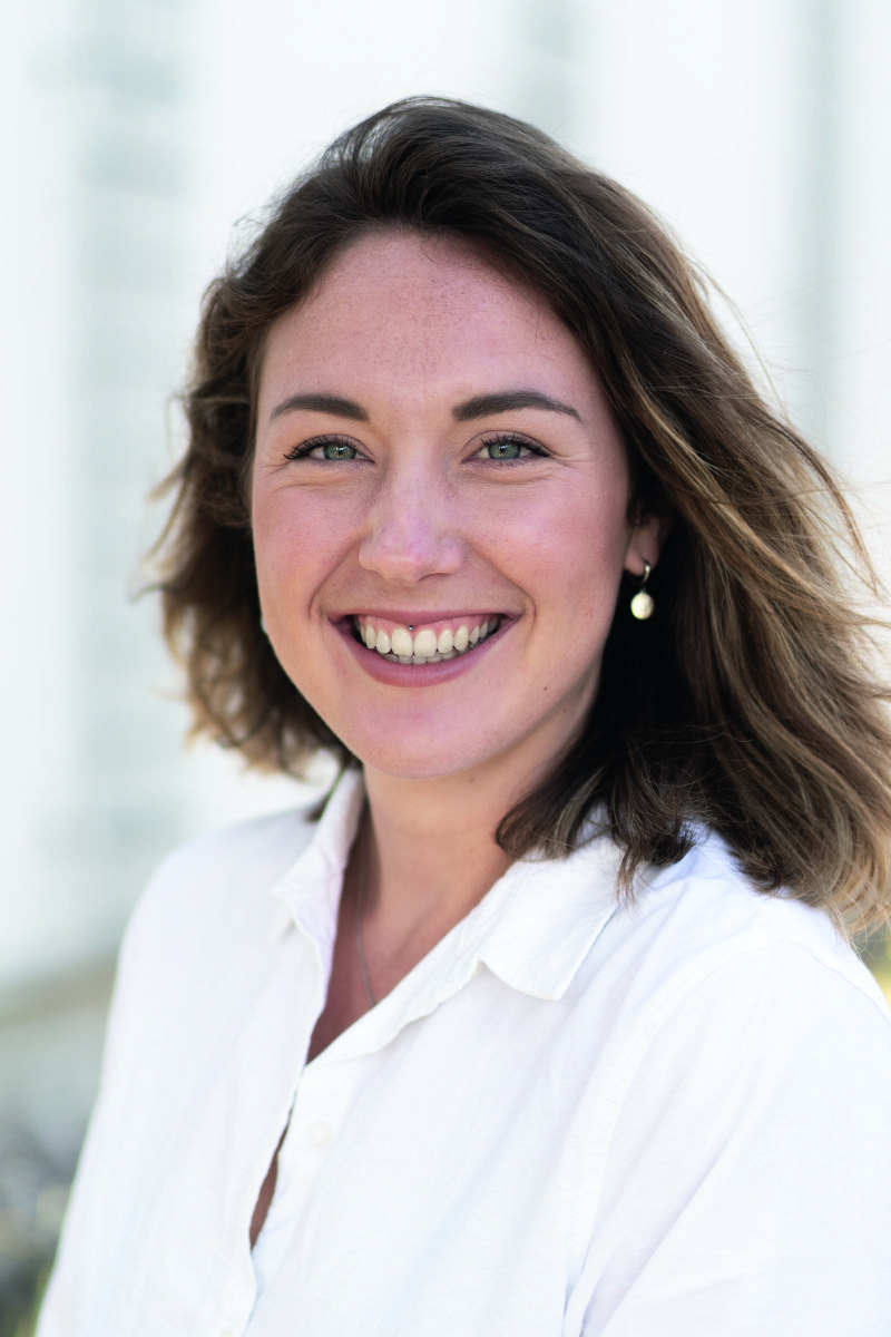 Céline Quervel wurde im August 2022 mit der Teamleitung Marketing und der Verantwortung für die Abteilung Verkaufsförderung betraut. Die technik-, design- und kunstaffine Enkelin von Gründer und CEO Dr. Hans-Jürgen Hannig hält einen Bachelor in Media Design und ist daher bestens vertraut mit der digitalen Transformation und besonders kompetent in den Bereichen digitale Bildung und Marketing, VR und AR.<br><br>Nach dem Abschluss ihres Studiums startete sie als Media Designer und Product Manager bei einem Softwareentwickler, 2020 kam sie zu Classen und baute dort zunächst das Corporate Marketing mit auf. Nachhaltig in die Zukunft investieren