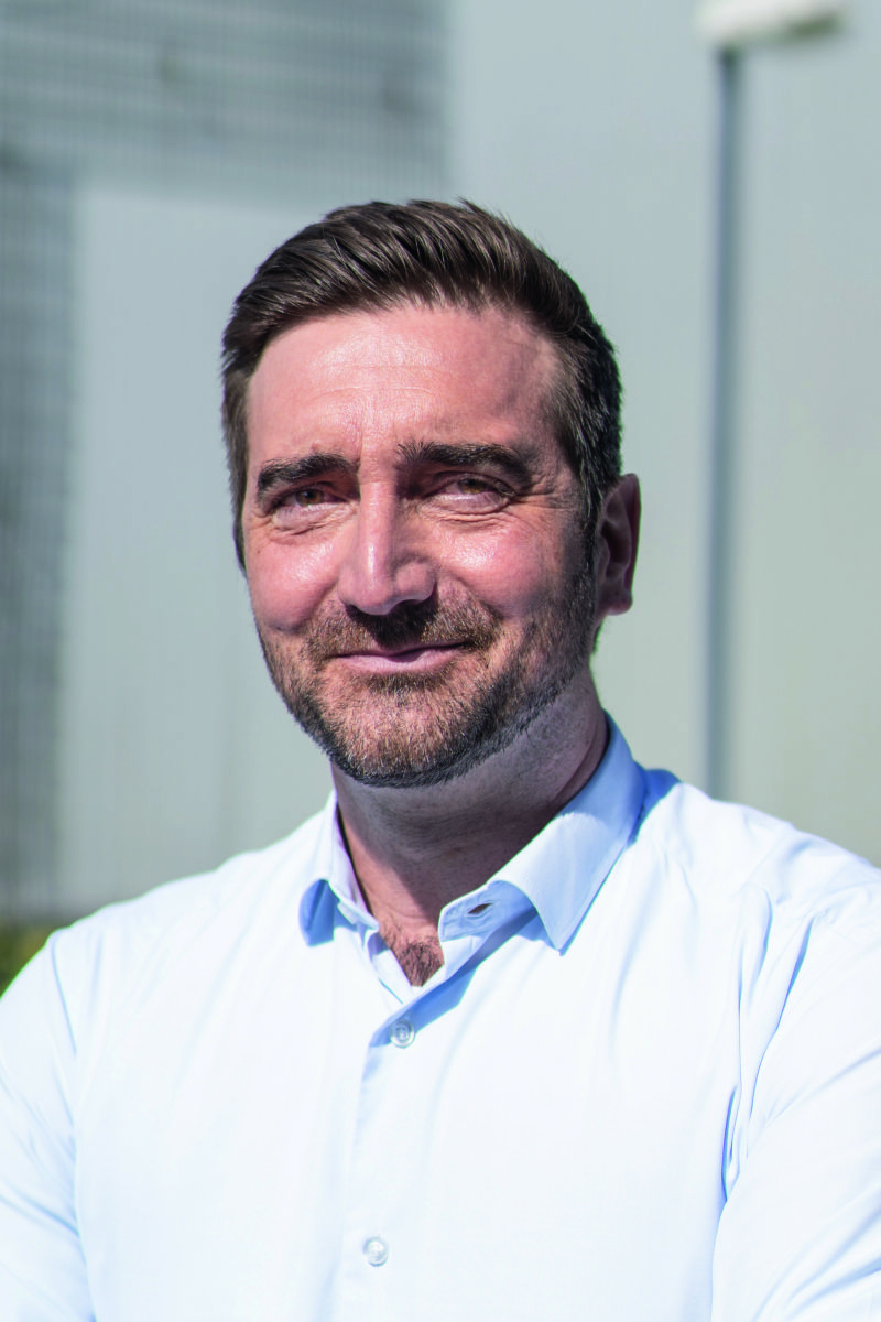 Felix Hüllenkremer ist Leiter Forschung und Entwicklung bei Classen. Nach dem Studium der Holztechnologie an der HNE Eberswalde wirkte er als wissenschaftlicher Mitarbeiter am WKI und entwickelte später mit einem Partner ein wasserresistentes Parkettsystem für die Verlegung in Feuchträumen. Seine Kompetenz liegt vor allem im Bereich Holzverbundwerkstoffe und Biopolymere. Er hält mehrere produkt- und maschinentechnologiebezogene Patente.<br> Nachhaltig in die Zukunft investieren