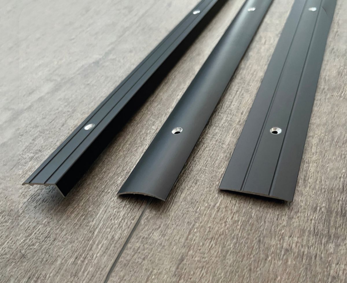 Schwarz eloxierte Profile im Standardsortiment