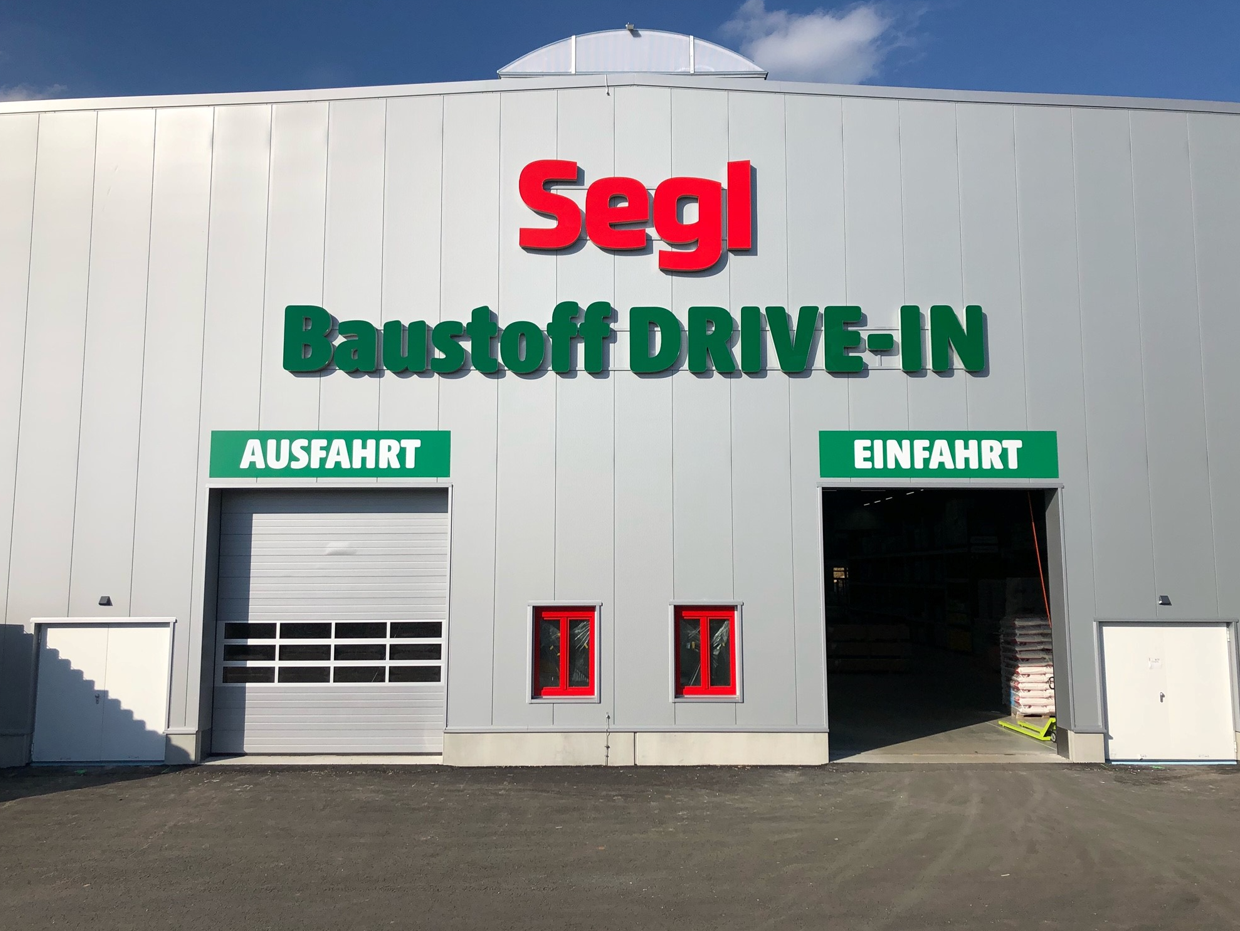 Neues Segl-Bauzentrum mit Drive-in
