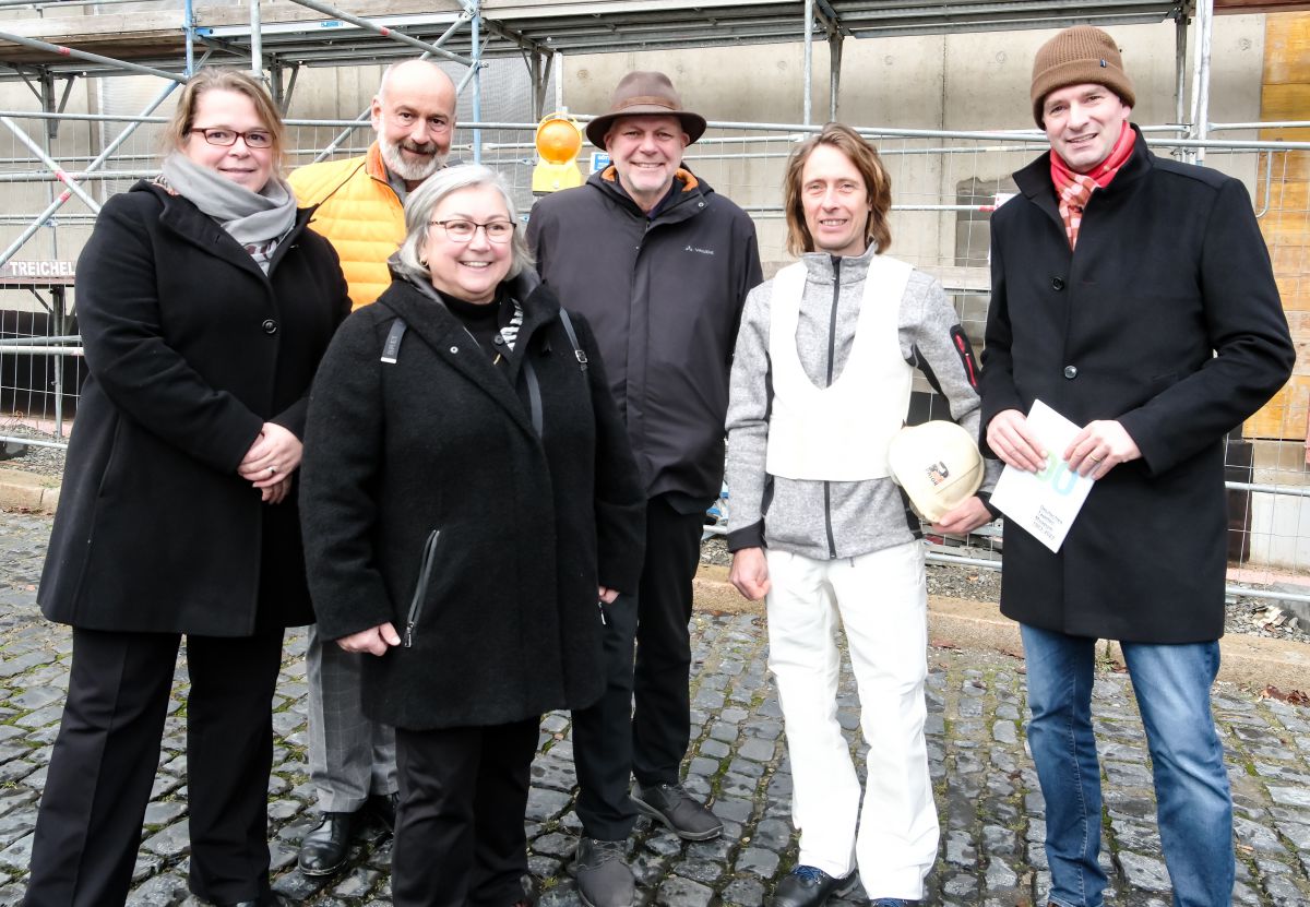 Pia Schubert-Neukäter, Kommissarische Projektmanagerin LBIH Niederlassung Nord, Prof. Dr. Martin Eberle, Direktor Hessen Kassel Heritage, Heidrun Reisch, Leiterin Niederlassung Nord LBIH, Christof Nolda, Stadtbaurat Kassel, Daniel Gensicke, Polier Prior Bau, und der Kasseler Oberbürgermeister Sven Schöller freuen sich über den planmäßigen Verlauf des Neubaus.<br> Richtfest beim Deutschen Tapetenmuseum