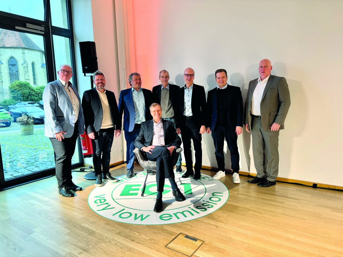 Der im Januar 2024 neu gewählte Vorstand der GEV (von links): <br>Hartmut Urbath (bis November 2024 Leiter Technischer Beirat GEV, mittlerweile ausgeschieden), Hanspeter Bressa, Vorstandsvorsitzender <br>Stefan Neuberger, Geschäftsführer <br>Klaus Winkels (vorne sitzend), Dr. Norbert Arnold, Stellvertretender Vorstandsvorsitzender Dr. Uwe Gruber, <br>Dr. Markus Stolper und Dr. Frank Gahlmann.<br> Die Gesichter hinter dem Emicode