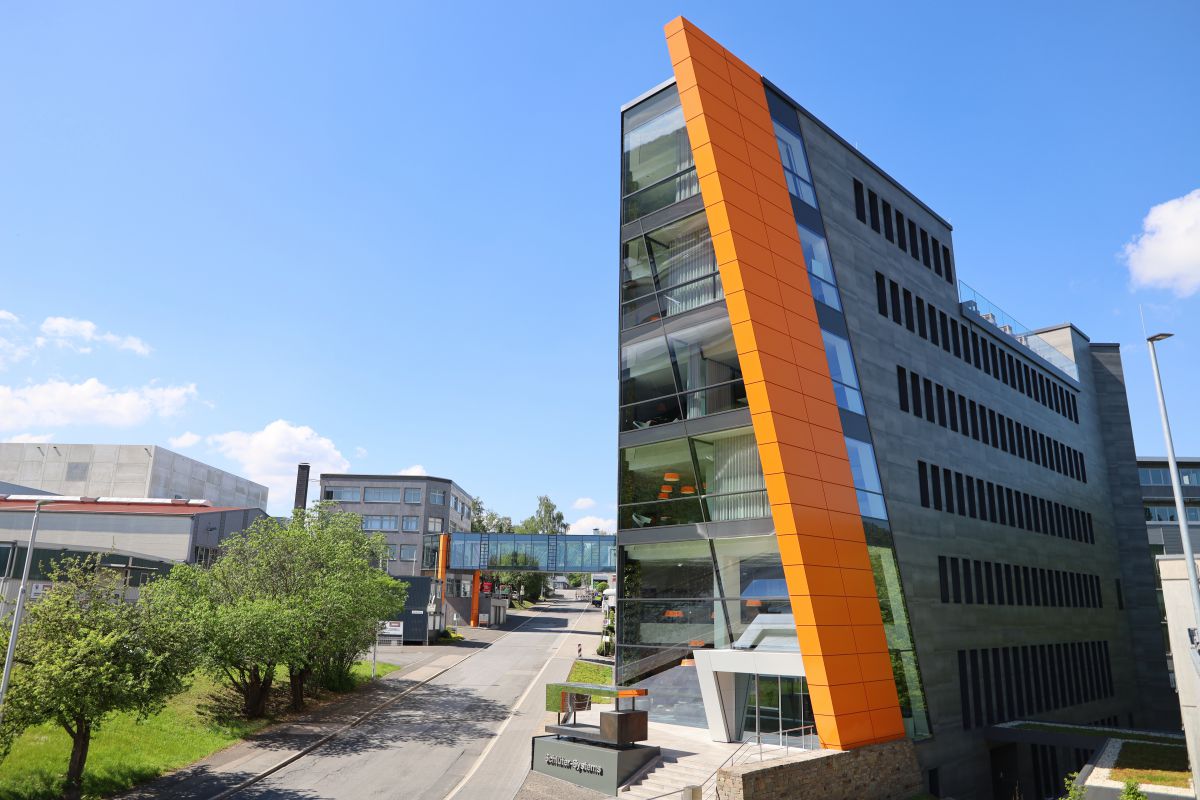 Schlüter-Systems im Überblick<hr>Schlüter-Systems KG<br>Schmölestr. 7<br>58640 Iserlohn<br>Tel.: 0 23 71 / 97 1-0<br>info@schlueter.de<br>www.schlueter.de<br><br>Gründung: 1966<br>Umsatz (2024): <br>knapp 1 Mrd. EUR<br>Mitarbeiterzahl: weltweit über 2.800, rund 850 in Iserlohn (inkl. 40 Azubis)<br>Geschäftsführung: <br>Marc Schlüter<br>Udo Schlüter<br>Werner Schlüter<br>Vertriebsleiter: <br>Günter Broeks<br>Marketingleiter: <br>Christian Brunsmann<br>Personalleiterin: <br>Sandra Fontein 50 Jahre Schlüter-Schiene