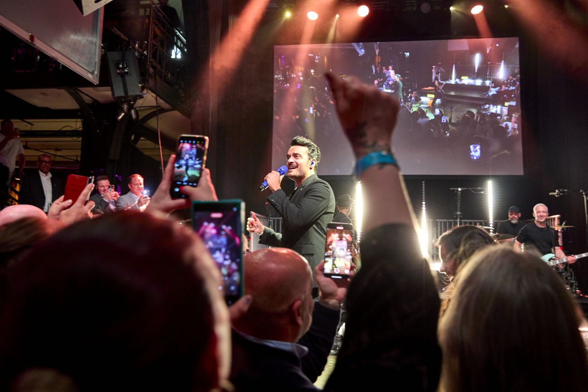 Als Stargast auf der Mega Party in der Altonaer Fischauktionshalle trat Sänger und Entertainer Giovanni Zarella vor rund 4.000 Gästen auf – die beliebte Veranstaltung war an beiden Abenden ausverkauft. Großhändler lockt über 6.300 Besucher nach Hamburg