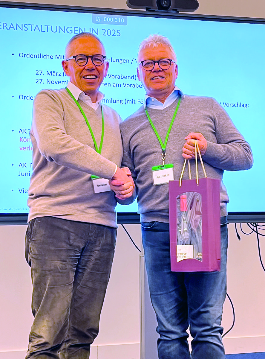 Der FEB-Vorsitzende Volkmar Halbe (links) verabschiedete Norbert Böhm (Leiter Anwendungstechnik Außendienst bei Uzin Utz), der in den Ruhestand geht.<br> Facelifting für FEB-Literatur geplant