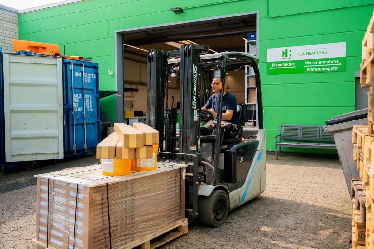 Am Standort in Düsseldorf ergänzen acht Überseecontainer die dringend benötigte zusätzliche Lagerfläche, zum Beispiel für Bodenbeläge.<br> Mitgestalten statt meckern