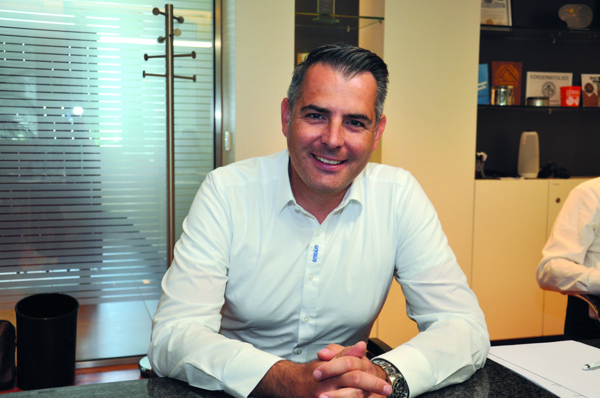 Steffen Kallus, Leiter Business Unit Uzin<br><br>Seit 1. April 2021 leitet Steffen Kallus (41) die Business Unit der Marke Uzin, das gilt gleichermaßen für das internationale wie das nationale Geschäft. Der Uzin-Gesamtverantwortliche kann nicht nur auf eine lange Unternehmenszugehörigkeit zurückblicken, sondern bekleidete auch unterschiedliche Stellen bei den Ulmern, zuletzt die Business-Unit-Leitung der Marke Uzin im internationalen Geschäft. Kallus ist bereits seit mehr als 14 Jahren für Uzin Utz tätig.<br> "Estrichleger erhalten mehr Sicherheit"
