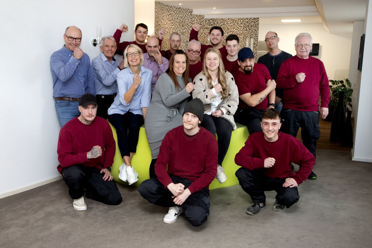 Parkettlegermeister Sven Heise (zweite Reihe links) und seine Ehefrau Doris (zweite Reihe Dritte von links) können auf ein motiviertes Team bauen.<br> Riesiger Showroom lässt keine Boden-Wünsche offen