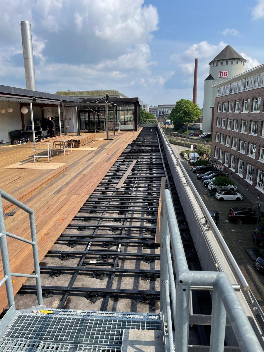 Auf der Dachterrasse des Energieversorgers SWB verlegte das Team rund 400 m<span class="hoch">2</span> Kebony Clear-Outdoorbeläge (Radiata Pine) auf einer Aluminium-Unterkonstruktion von Karle & Rubner.<br> Riesiger Showroom lässt keine Boden-Wünsche offen