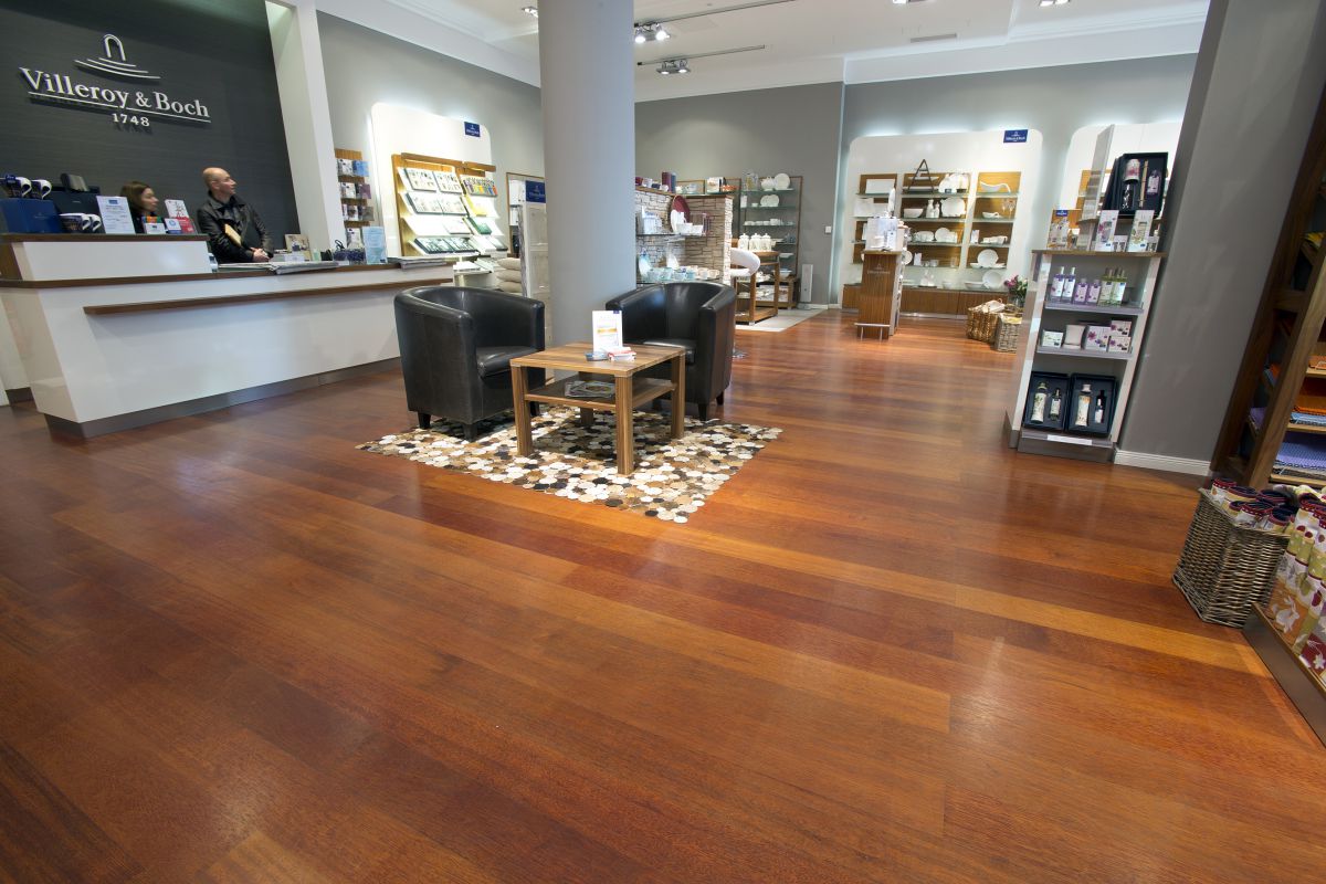 In dieser Filiale von Villeroy & Boch in Bremen arbeitete das Team den Merbau-Parkettboden mit der Versiegelung Pallmann Pall X 98 auf rund 180 m<span class="hoch">2</span> Fläche auf.<br> Riesiger Showroom lässt keine Boden-Wünsche offen