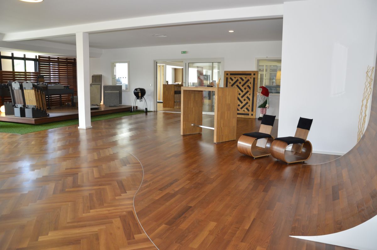 Der etwa 600 m<span class="hoch">2</span> große Showroom befindet sich in einem ehemaligen Fitnessstudio in Bremerhaven.<br> Riesiger Showroom lässt keine Boden-Wünsche offen