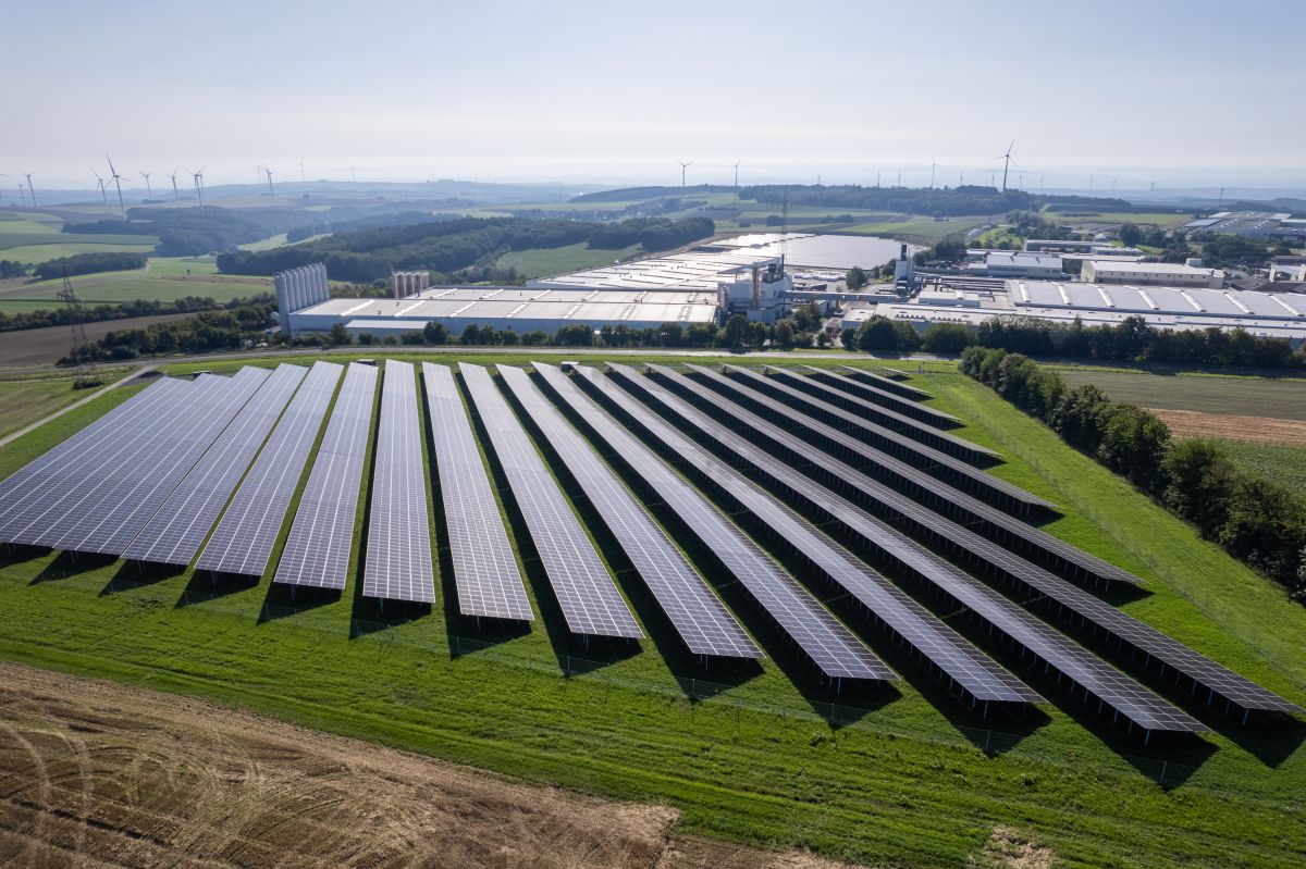 Am Stammsitz Kaisersesch befinden sich Zentrale, Designcenter, Showroom und die Designboden-Produktion. Energie wird über Photovoltaikanlagen gewonnen.<br> Classen bringt Bodenbeläge zurück in den Produktkreislauf