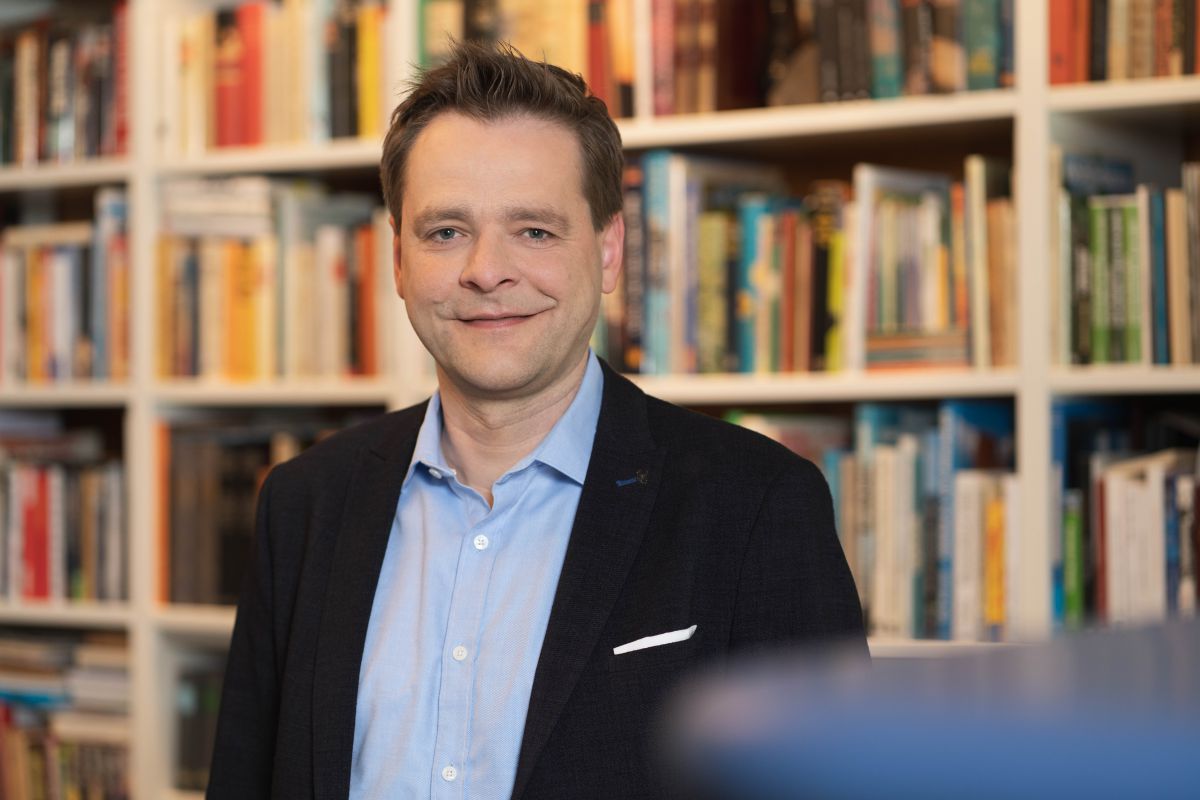 Hunter Douglas Geschäftsführer <br>Mirko Müller-Stüler über <br><br> den Mehrwert, den Power View dem raumausstattenden Fachhandel und dessen Kunden bietet:<br><br>Die intelligente Power View Automation ermöglicht mit modernem Sicht- und Sonnenschutz trotz der Herausforderungen des Klimawandels ein angenehmes, gesundes Raumklima. Das ist ergänzend zur Energieeffizienz, zum großen Komfort und der einfachen Bedienung der größte Vorteil. Darüber hinaus bietet Power View den Zugang in Smart Home Systeme, was für den Kunden sehr attraktiv ist. Auf Dauer gesehen ist die Automatisierung mit Power View eine Einsparung und eine Investition in komfortables, nachhaltiges, resilientes Wohnen. Dem Fachhandel eröffnet Power View große Umsatzpotentiale. Allein in Deutschland sind ca. 209 Mio.1) Fenstereinheiten im Bestand zu sanieren. Über automatisierten Sonnenschutz werden kühlere Innenräume ohne Klimaanlagen und Ventilatoren erzielt. Das bedeutet weniger Stromverbrauch, die CO<span class="tief">2</span> Emissionen werden reduziert und es trägt nachhaltig zum Erreichen der Klimaziele bei.<br><br> die Vorteile von Power View:<br><br>Entscheidend ist, dass Power View sehr einfach in der Montage, der Programmierung und im Handling ist, sie kann sogar vorab erfolgen. Es ist kein technisches Know-How erforderlich. Die Ergebnisse der RTG-Studien zum sommerlichen Hitzeschutz und resilienten Wohnen sind allen bekannt – intelligente, motorisierte Sonnenschutzsysteme sind unabdingbar. Die Simplizität von Power View bietet die optimale Chance für die Umsetzung und ist definitiv eine Innovation, die sich rechnet und die das Angebot im Fachhandel zukunftssicher macht. Zum Start in 2026 werden wir mit BA24 ein weiteres intelligentes Motorisierungs-System speziell für Duette und Plissees vorstellen. Eine hybride Lösung, die die Vorteile und den Komfort der Automatisierung mit den bekannten Vorzügen der manuellen BB24 Technik kombiniert.<br><br>1) Studie des Verbandes Fenster und Fassade(VFF) und des Bundesverbandes Flachglas (BFF), April 2024 Smarte Motorisierung für energieeffizientes Wohlfühlklima