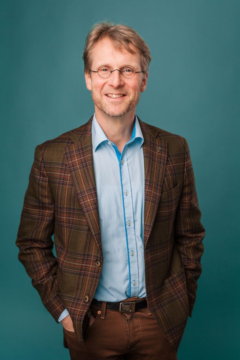"Um den Nachwuchs zu gewinnen,<br>muss das Handwerk mit der Zeit gehen"<br><br>"Wir bilden aus und das mit großer Leidenschaft. Dieses Jahr haben drei Auszubildende zum Raumausstatter, ein E-Commerce-Kaufmann und eine Mediengestalterin ihre Ausbildung begonnen. Als größter Raumausstatter Sachsens bilden wir auch Bodenleger, Kaufleute im Einzelhandel, Handelsfachwirte und andere Berufe aus. Unsere Motivation ist es, unser Wissen und unsere Liebe vor allem zum anspruchsvollen Handwerk an die nächste Generation weiterzugeben. Gleichzeitig sichern wir uns damit unseren eigenen Bedarf an qualifizierten Fachkräften.<br><br>Bei unseren Auszubildenden legen wir besonderen Wert auf Problemlösekompetenz, Selbstständigkeit, Durchhaltevermögen und Sozialkompetenz. Leider sehen wir gerade in diesen Bereichen die größten Defizite, was sicherlich auch eine Folge der Pandemie-Jahre ist. Hier sollten wir als Ausbildungsbetriebe stärker ansetzen und die jungen Menschen gezielt fördern.<br><br>Um die junge Generation wieder mehr für unsere Berufe zu begeistern, ist es wichtig, mit der Zeit zu gehen. Die Digitalisierung und der Einsatz von KI im Handwerk sind hier zukunftsweisend. Eine moderne und ansprechende Social-Media-Präsenz ist unerlässlich, um die Vielseitigkeit und Attraktivität unserer Berufe zu zeigen.<br><br>Spannend sind auch internationale Erfahrungen, etwa über Erasmus-Programme. Eine unserer Auszubildenden war in Frankreich und hat dort eine traditionelle Polsterwerkstatt kennengelernt. Solche Erfahrungen erweitern den Horizont und zeigen, dass Ausbildung mehr ist als reines Fachwissen. Der Beruf des Raumausstatters ist ohnehin besonders vielseitig – er vereint gleich fünf Berufe in einem. Das ermöglicht jungen Menschen, flexibel zu bleiben und vielfältige Optionen zu haben, was für die heutige Generation von Bedeutung ist.<br><br>Holger Schmidt, Geschäftsführer Schmidt – Ihr Ausstatter Zwischen Leidenschaft und Lehrplan