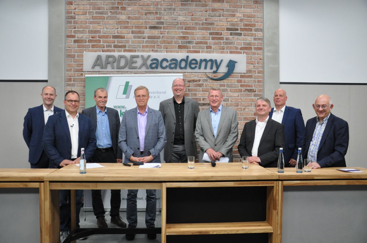 Live-Übertragung des TKB-Updates 2021 aus dem Ardex Studio One in Witten. Das Format ersetzte die TKB-Fachtagung während der Corona-Pandemie. <br>Dabei waren Bernd Lesker (Mapei), Jens Lehmann (RZ), Dr. Norbert Arnold (Uzin Utz), Klaus Winkels (IVK), Christian Harder (FussbodenTechnik), <br>Dr. Martin Schäfer (Wakol), Manfred Friedrich <br>(Sika Deutschland), <br>Dr. Frank Gahlmann (Stauf) und Dr. Thomas Brokamp (Bona). Textilbeläge mit Schaumrücken sorgten für Initialzündung