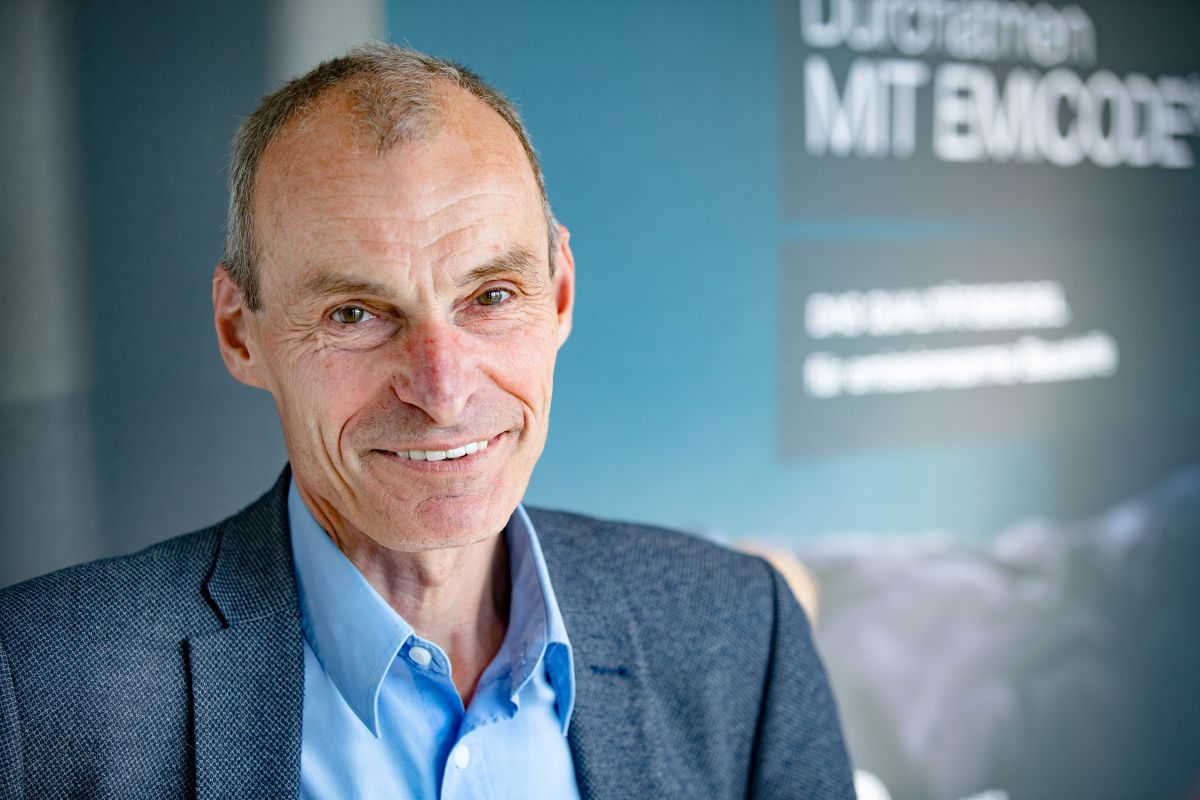 Dr. Norbert Arnold, TKB-Vorsitzender<hr>Dr. Norbert Arnold ist Leiter der Technischen Sortimentsentwicklung bei Uzin Utz und seit 2016 Vorsitzender der Technischen Kommission Bauklebstoffe (TKB). Für sein Engagement für das bodenlegende Handwerk erhielt Dr.Arnold 2022 den Baumann-Fröhlich-Preis des Bundesverbands Parkett und Fußbodentechnik (BVPF).<br><br> Textilbeläge mit Schaumrücken sorgten für Initialzündung