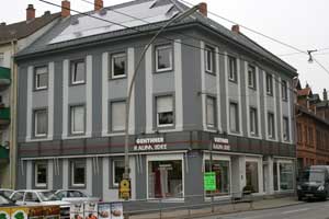 Das Geschäftshaus mit Laden liegt verkehrsgünstig im Stadtteil Handschuhsheim an der nördlichen Einfallstraße nach Heidelberg.