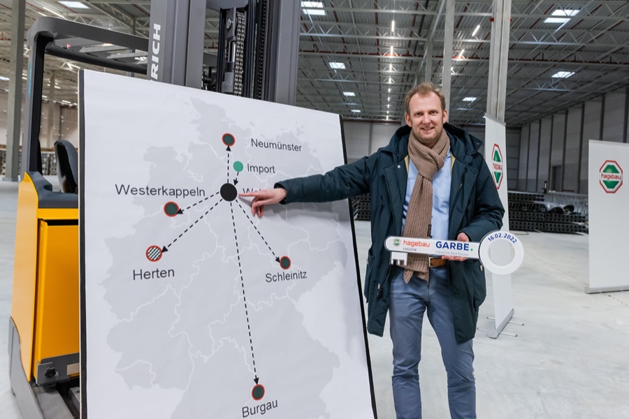 Gerritt Höppner-Tietz, Geschäftsführer Hagebau Logistik, erläutert die Bedeutung des
Zentrallagers Walsrode für die Gesamtstrategie der Hagebau. Hagebau Logistik: Neues Zentrallager in Walsrode