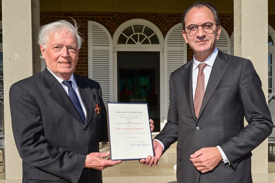 Dr.-Ing. Hans-Hartwig Loewenstein erhält das Bundesverdienstkreuz 1. Klasse vom hessischen Finanzminister Michael Boddenberg. ZDB: Ehrenpräsident Dr. Loewenstein erhält Bundesverdienstkreuz 1. Klasse