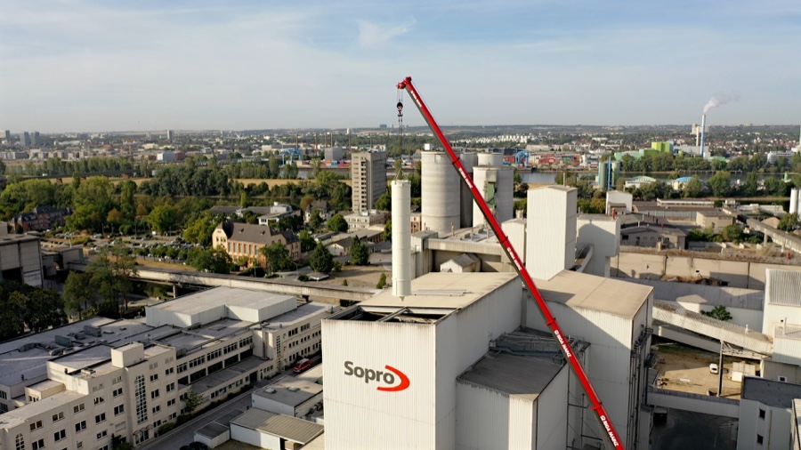 Sopro Bauchemie: 14 Stahlsilos per Kran in Wiesbaden eingebaut Sopro Bauchemie: 14 Stahlsilos per Kran in Wiesbaden eingebaut