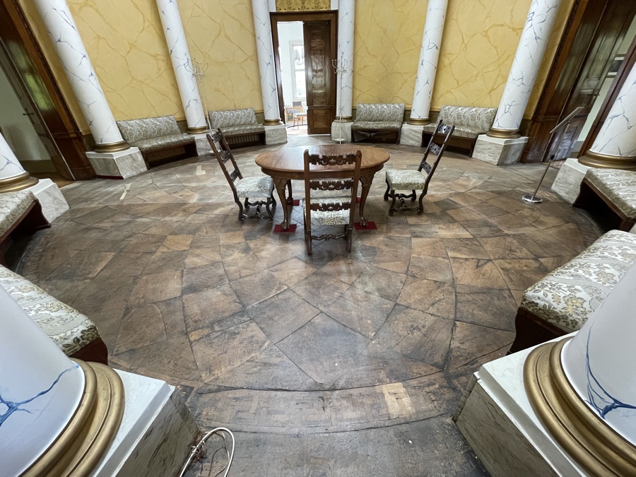 Die Parkettleger on Tour wollten den kreisförmigen Boden im Palais Weimar in Bad Liebenstein renovieren. Parkettleger on Tour: Geplanter Einsatz in Bad Liebenstein abgesagt