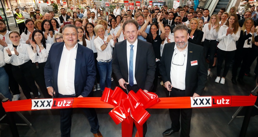 Gebietsverkaufsleiter Günter Raudner, Ludwigsburgs Oberbürgermeister Dr. Matthias Knecht und Hausleiter Mike Möller bei der Wiedereröffnung. XXXLutz: Standort Ludwigsburg nach Kernsanierung neu eröffnet