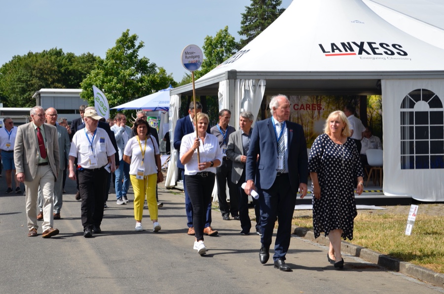Die Geschäftsführerin der Bayerischen Bauakademie, Gabriela Gottwald (rechts vorne), führt eine Delegation über das Messegelände. Messe EPF: Rund 4.400 Fachbesucher kamen nach Feuchtwangen