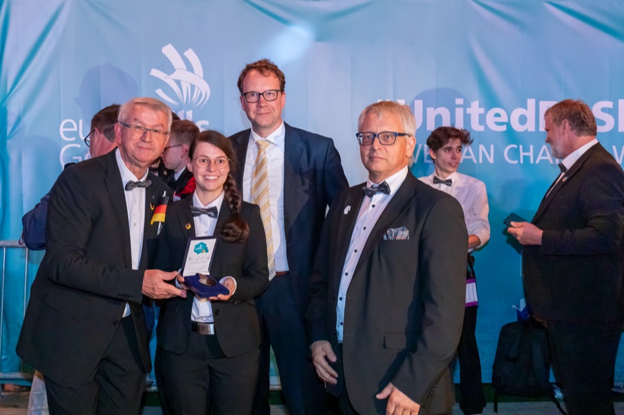 Parkettlegerin Lisa Tiepelmann mit ihrer Exzellenzmedaille nach der Siegerehrung. Euroskills 2023: Deutsche Bodenhandwerker erringen Medaillen