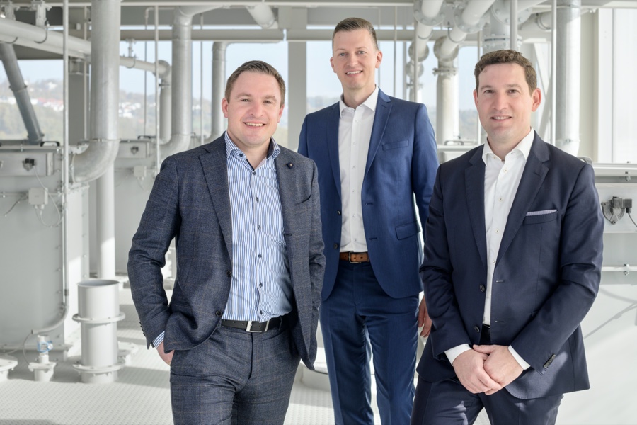 Die Vorstandsmitglieder Philipp Utz, Christian Richter und Julian Utz zeigten sich mit der Geschäftsentwicklung zufrieden. Uzin Utz: Ergebnis im ersten Quartal 2024 gesteigert