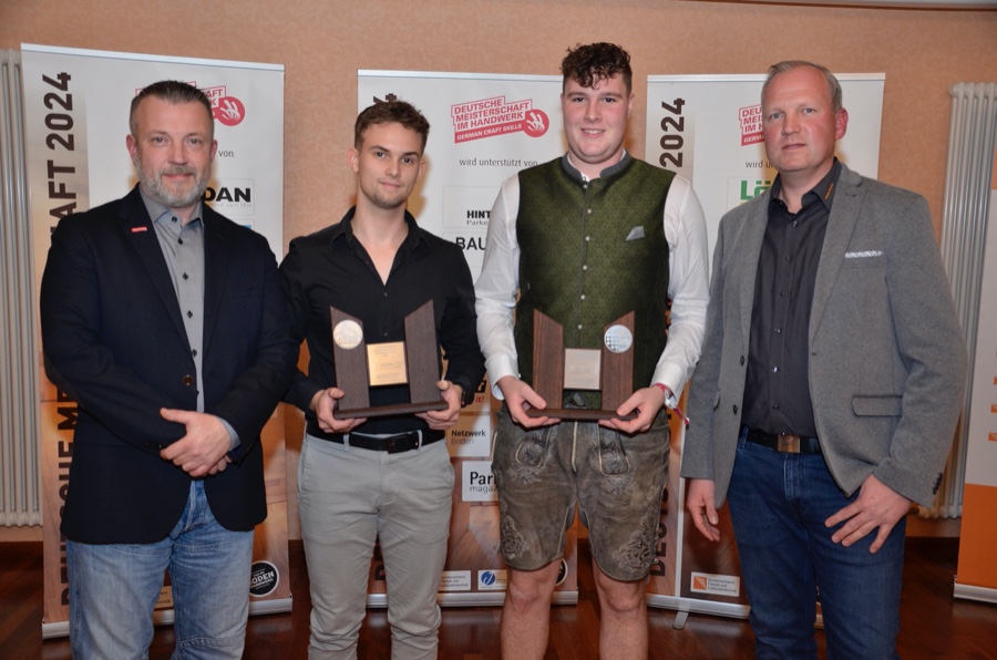 Siegerehrung 2024: Tobias Michalak (BVPF), Parkettleger-Bundessieger Luis Finke, Bodenleger-Bundessieger Marek Sichart und Robert Mutschall (BVPF). BVPF: Luis Finke und Marek Sichart erringen Bundessieg 2024