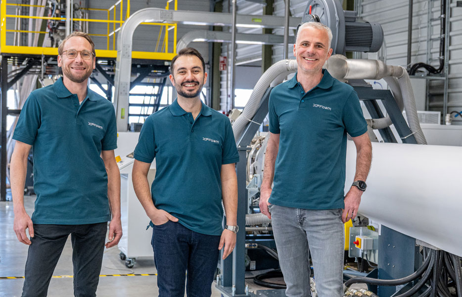 Hinter XPFoam stehen Tilo Hildebrand, technischer Direktor, und die beiden Geschäftsführer Michael Mayer und Marco Seitner (v.l.n.r.). XPFoam: Neuer Hersteller für Dämmunterlagen