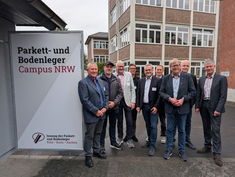 Verantwortliche der Innung Köln-Bonn-Aachen und Ehrengäste feierten die Einweihung des Parkett- und Bodenleger Campus NRW. Innung Köln-Bonn-Aachen feiert Einweihung des Parkett- und Bodenleger Campus NRW