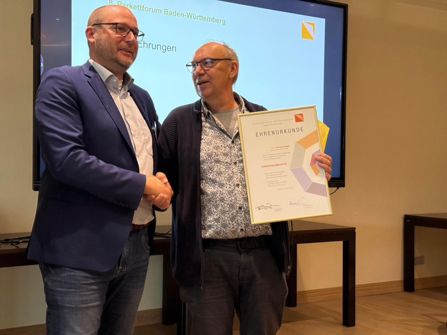 Obermeister Timo Dätsch überreichte Christoph Skaletzka die Ehrenobermeister-Urkunde. Parkettinnung Baden-Württemberg: Generationswechsel im Vorstand