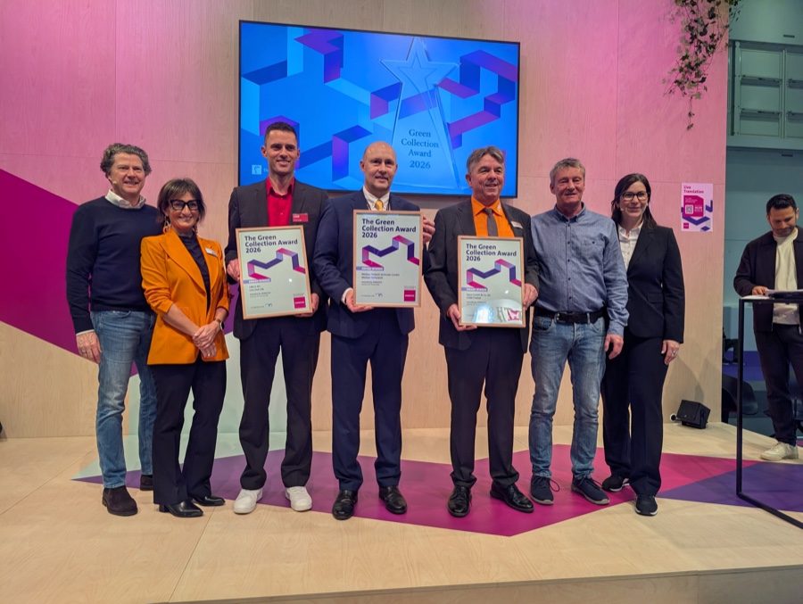 Die drei Preisträger des Green Collection Award (Mitte mit Urkunde) gemeinsam mit Vertretern der Jury und Sonia Wedell-Castellano (Zweite von links), Global Director Domotex. Green Collection Award 2026 geht an Weitzer Parkett, Lico und Zipse