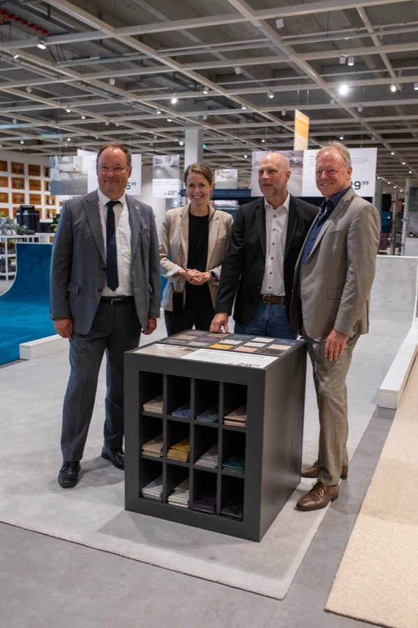 Stephan Korte (Bürgermeister Gemeinde Stuhr), Lisa Sachau (Geschäftsführerin Kibek), Chris Hoffmann (Hausleiter Bremen-Brinkum), Peer Beyersdorff (Wirtschaftsförderer Gemeinde Stuhr) Kibek: Neues Store-Konzept jetzt auch in Bremen