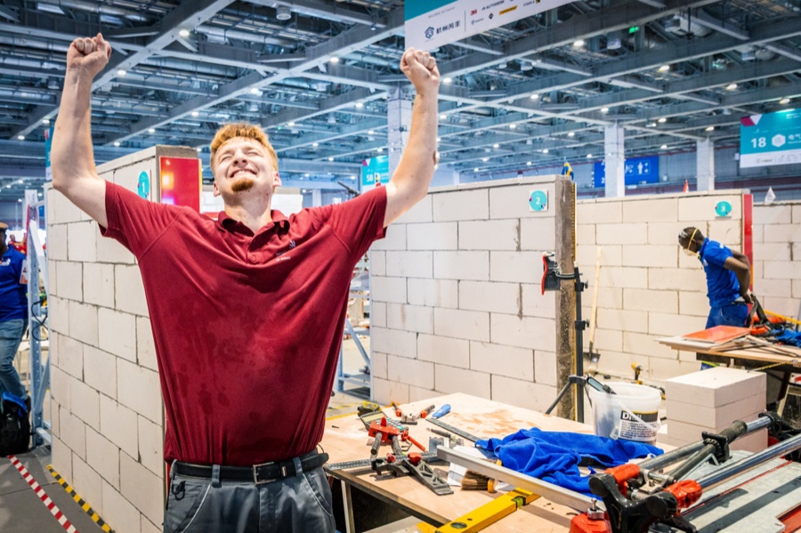 Nach vier Tagen Wettkampf war es geschafft: Niko Schleicher hat seine Arbeitsaufgaben fertiggestellt und konnte ausgelassen jubeln. Worldskills 2026: Exzellenzmedaille für Fliesenleger Niko Schleicher